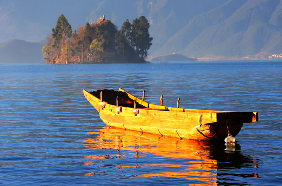 漂浮在湖面的木船