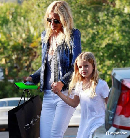 格温妮丝·帕特洛(Gwyneth Paltrow)和女儿Apple