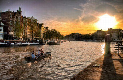 阿姆斯特丹河道上泊有两千多家设施齐全的“船屋”