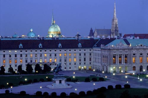 维也纳自然史博物馆天台远眺英雄广场及皇宫