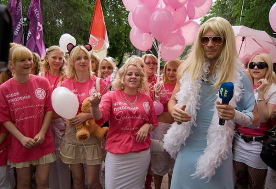 乌克兰美女粉红游行为城市增色_宁波微生活旅