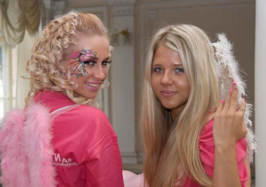 乌克兰美女粉红游行为城市增色_宁波微生活旅
