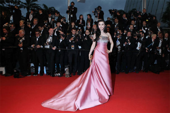 戛纳影节开幕红毯秀让女星尽展风情魅力