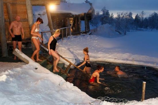 芬兰人冬季一周平均泡两三次桑拿，传统的芬兰桑拿是蒸完即跳入屋外冰河内，如此三次以促进血液循环