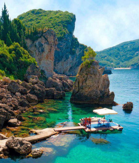 科孚岛的La Grotta海湾(希腊)