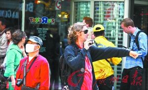 一位戴口罩的日本游客在纽约观光