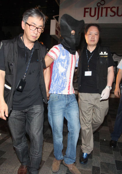 警方凭大厦闭路电视5小时闪电破案，于重庆大厦内拘捕疑涉案的南亚裔男子。