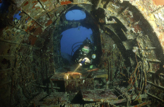 一位潜水员在探寻特鲁克泻湖下的沉船墓地