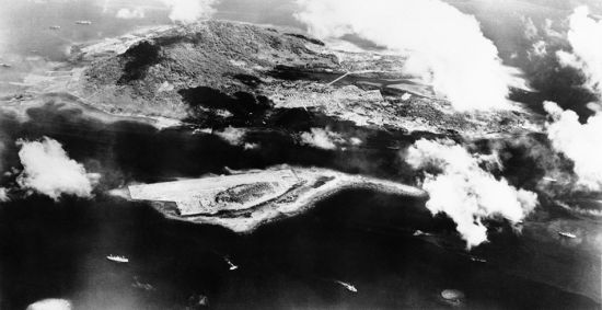 美国海军部队在岛上的简易机场里准备出发以摧毁日军在加罗林群岛的要塞