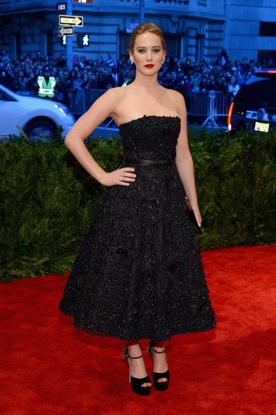 Jennifer Lawrence 身穿 Christian Dior 2013秋冬黑色抹胸裙