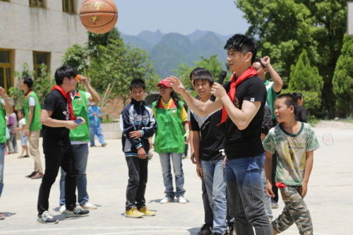 吴奇隆和孩子们打篮球