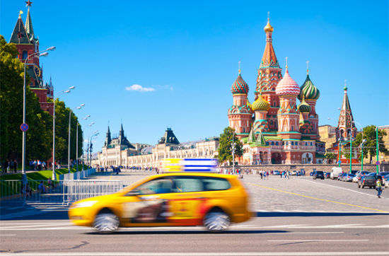 俄罗斯莫斯科 　　莫斯科给游人的印象往往是壮观而消费高的，但这并不意味着您一定会花费很多旅费。尽管这座俄罗斯的首都常常被认为是全球旅馆收费最高昂的城市，平均400美元(人民币约2452元)一晚，但其机票价要实惠得多。 　　去年12月，该城开始出售莫斯科博物馆旅游卡(Moscow Pass)，宣称最多可省下高达百分之三十的主要景点门票费。还有其他新增的旅游产品，比如双层旅游巴士和游客信息中心。尽管旅馆价格仍然很高，但似乎出现了招待所热。其中包括一些新兴的价格亲民的旅馆比如萨法里旅馆(Safari Hostel)，合用公共设施的房间每晚大约22美元(人民币约134元)；莫斯科首家胶囊酒店(Sleepbox hotel)每晚价格不超过100美元(人民币约613元)。