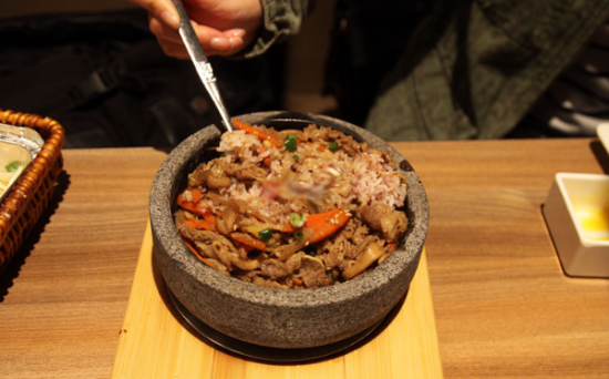 韩式牛肉石锅拌饭