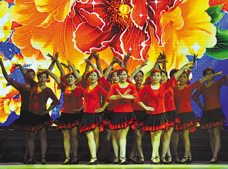 　图为2013宁波市业余文艺团队汇演在中山广场上演中的一个镜头。(记者 周建平 摄)