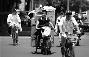 宁波药行街，一位快递员在送货途中，不管多热的天快递员都要穿梭在街巷