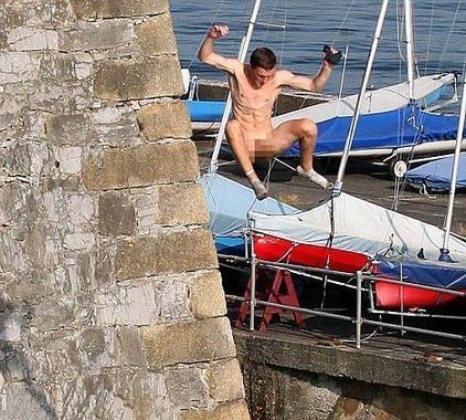 英国青年玩跳水降温 死亡桥玩成裸跳桥