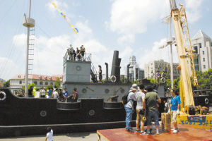 该片的第一场戏在仿制的军舰上拍摄。