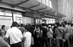很多乘客挤在进站口。 微博网友供图