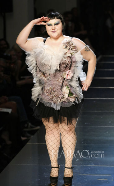 贝丝·迪托 (Beth Ditto) 为高缇耶 (Jean Paul Gaultier) 2011春夏女装秀做表演嘉宾