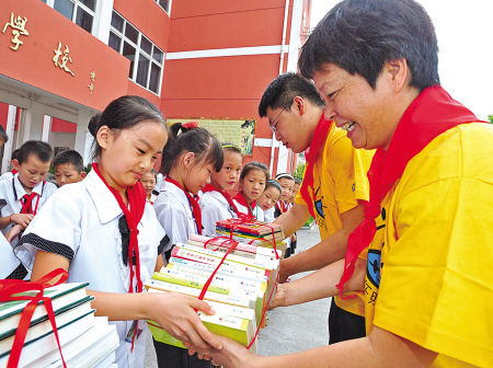 爱心大使向民工子弟学校捐赠图书