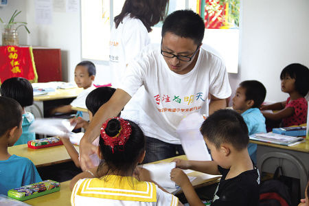 宁波志愿者开展接力式公益支教活动