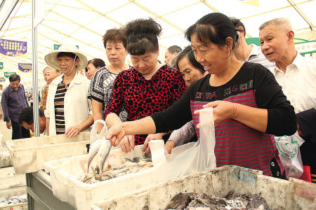 参展鱼蟹品种丰富、价格实惠，市民争着选购