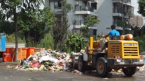 北欣社区积极开展垃圾清运，确保小区居民生活环境