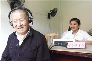 志愿者给老人进行听力检测