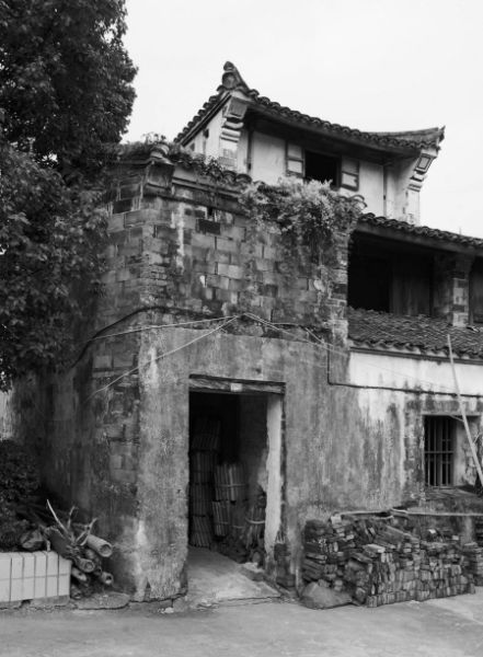 儒雅洋村的不少古建筑呈现出颓败之势。
