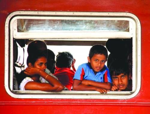 斯里兰卡的火车设施简陋，可是这里的人很热情，看看孩子们纯真的眼神