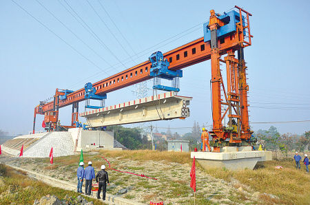 图为工程人员在宁波北站东疏解线特大桥架梁。(包凌雁 摄)