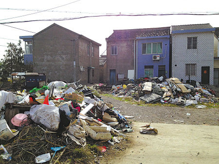 鄞州卫生村里堆满收来的破烂 周围百姓苦不堪