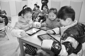 在微格教室上课，幼儿园小朋友们在平板电脑上画起画来相当熟练。郑瑾 摄