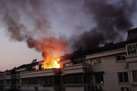 起火的群租房位于顶楼。