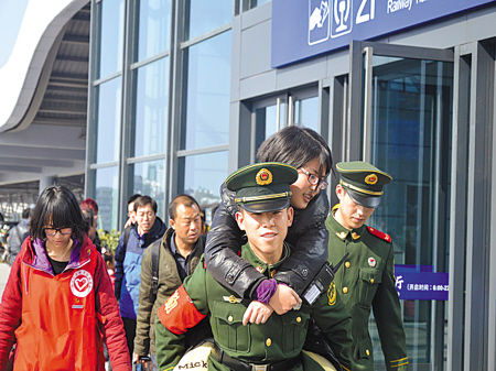 武警宁波支队在火车站为春运执勤