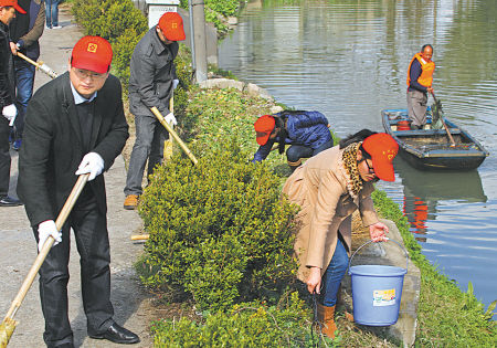 昨天，慈城镇党员干部组成的“清洁家园”志愿队伍来到护城河附近开展清扫行动。（胡建华 顾筠 摄）