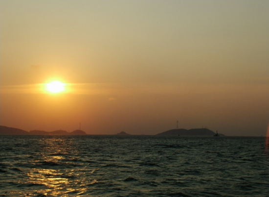 夕阳下的北仑港
