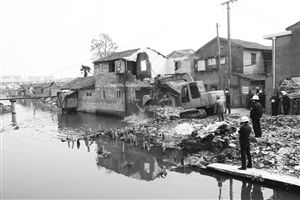 3月10日，工作人员在拆除仇毕村童王河边的违法建筑