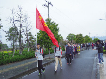 宁波600名学生雨中徒步拉练12.5公里