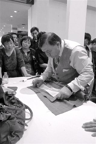 来自英国的顶级裁缝现场制作西服，引来众多宁波市民驻足（资料图片）。 记者 段琼蕾 摄