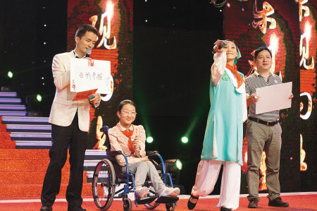 颁奖典礼上，“十佳美德少年”之一的王思婷(左二)与现场观众比拼“汉字英雄”。