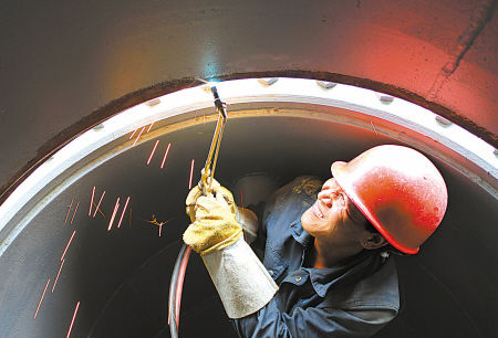 图文:工作人员对锥形阀管道安装进行修口作业
